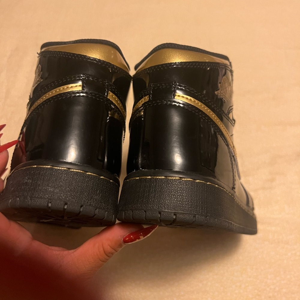 Air Jordan 1 Retro High OG GS 'Black Metallic Gold' - Picture 6 of 11